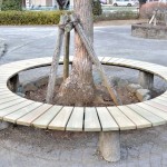 公園の木製ベンチを修繕しました。